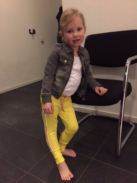 B.Nosy in the MIX. Gaaf denim jasje met knal gele broek #kinderkleding #kindermode jochieenmeiske.nl/b-nosy <a href="/Girlslabel/">Girlslabel</a>