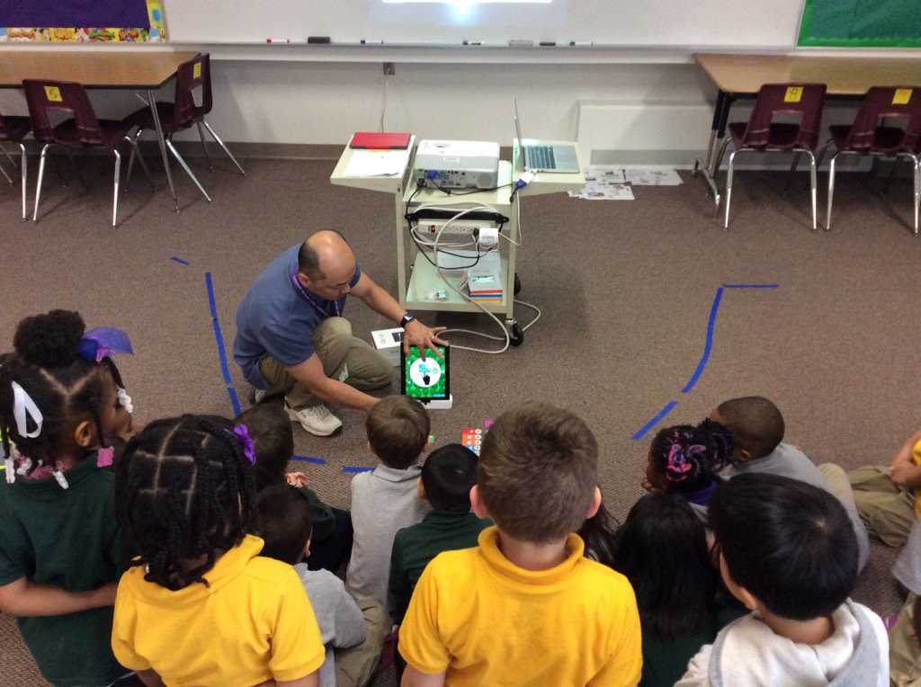 SPPS_thuente's tweet image. Because an #HourofCode just isn&apos;t enough here @SPPS_crossroads #kinderscode @PlayOsmo