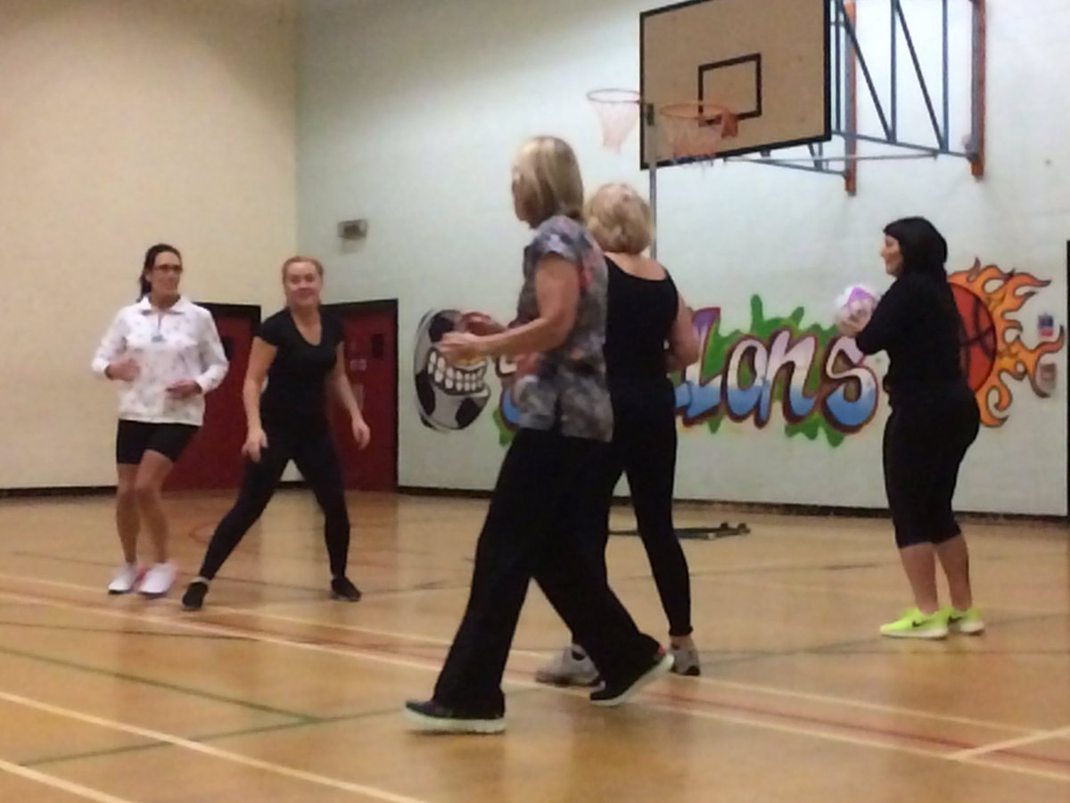keep_on_moving1's tweet photo. Look how busy the adults back to netball was at st mellons 10players#haveateam #netball #sportcardiff #girlstogether https://t.co/7e8EwoKsqP