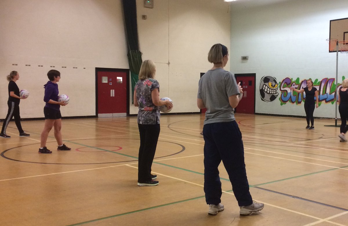 keep_on_moving1's tweet photo. Look how busy the adults back to netball was at st mellons 10players#haveateam #netball #sportcardiff #girlstogether https://t.co/7e8EwoKsqP