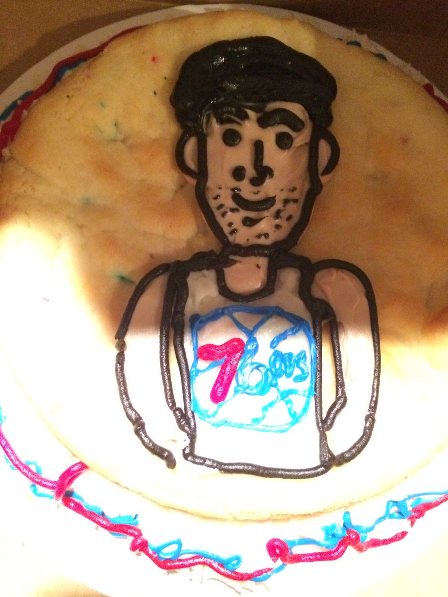 GrumpyRainbow's tweet image. Many thanks to @fly_cupcake for the birthday cookie. It seems ole @jojofranklin is getting comfy with his 10 wins...