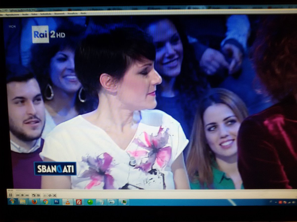 KugaStyle's tweet photo. La nuova #tshirt in diretta su #Rai2 su #sbandati! #velialalli is in da house!!! #art #fashion #flowers #watercolor https://t.co/ZXYqQHuG7t