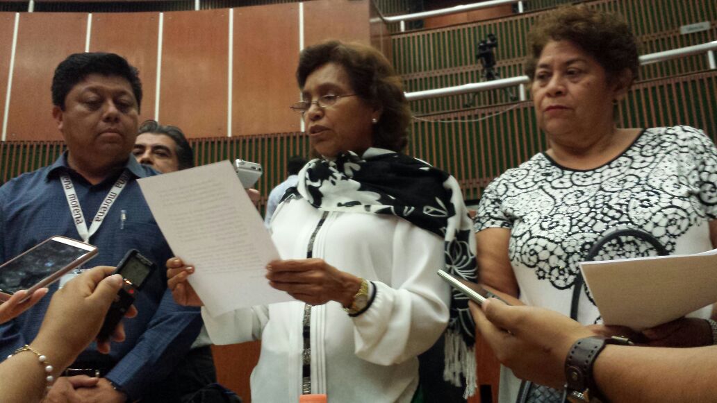IChilpo's tweet photo. Integrantes de MORENA piden a los diputados nacionales que votaron a favor del gasolinazo renuncien si tienen dignidad. https://t.co/kFjZvehdYw