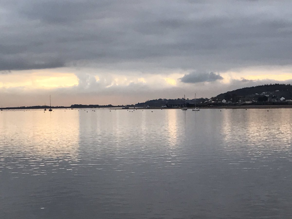 pauloxtwit's tweet photo. #Sunset over the #exeestuary & #dawlishwarren #dawlish #exmouth #stuartlinecruises #reflections #Devon #westcountry https://t.co/koJJnGEkgp