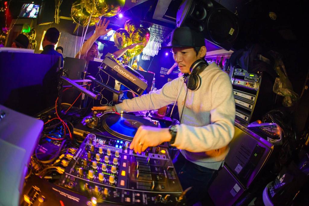 kohnodj's tweet photo. 年末にやったdjの写真頂いたのでプロフィール変えてみました~ https://t.co/um2C0liU6m
