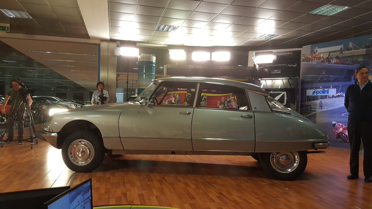 pciccarone's tweet photo. @eufranzetti @citroenitalia la #ds e il ricordo di #bertoni #paddocktv #bobbgear @RmcMotori https://t.co/Vxb8olDwWY