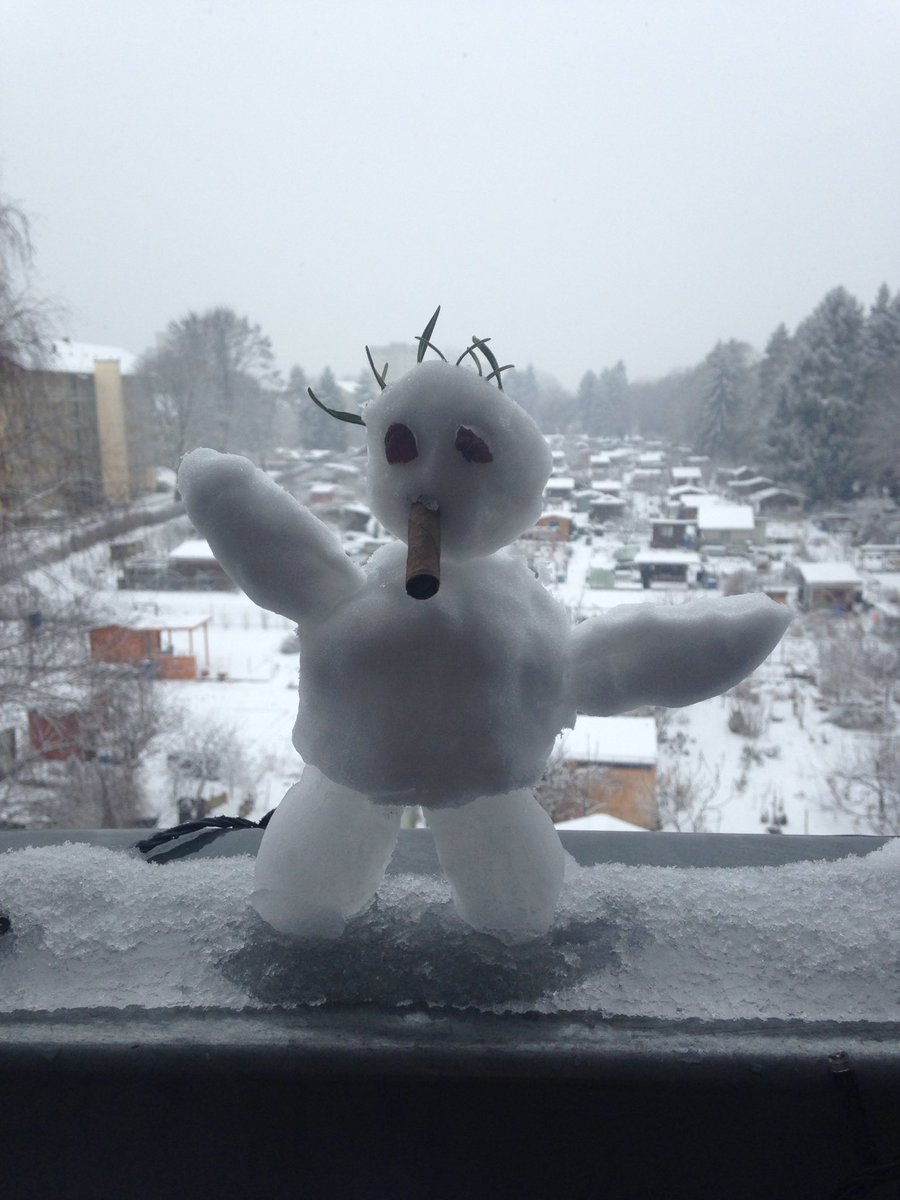 beatbruderer's tweet photo. #showyoursnowman #snowmanandyours @Laragut @lindseyvonn @GCUnihockey_NLA @sascharhyner @Zorro10gc 😂 https://t.co/aN7zrhrcss