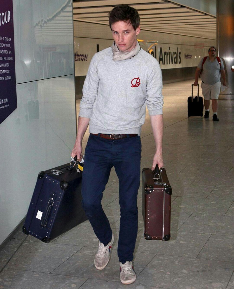 perez_another's tweet photo. #MrScamander #NewtScamander #suitcase El mago británico con la maleta sospechosa vuelve a América https://t.co/8EoZmWbV4S