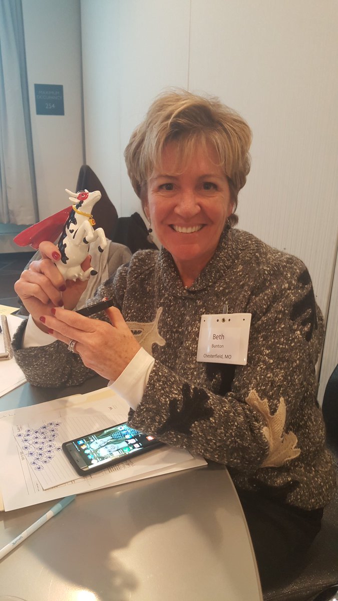 CindyIsaBAMF's tweet photo. So proud of Thoroughbred award winner @3ServingsPerDay #teamidea2017 @MidwestDairy Go #TeamBDT https://t.co/FeWjfg7csJ