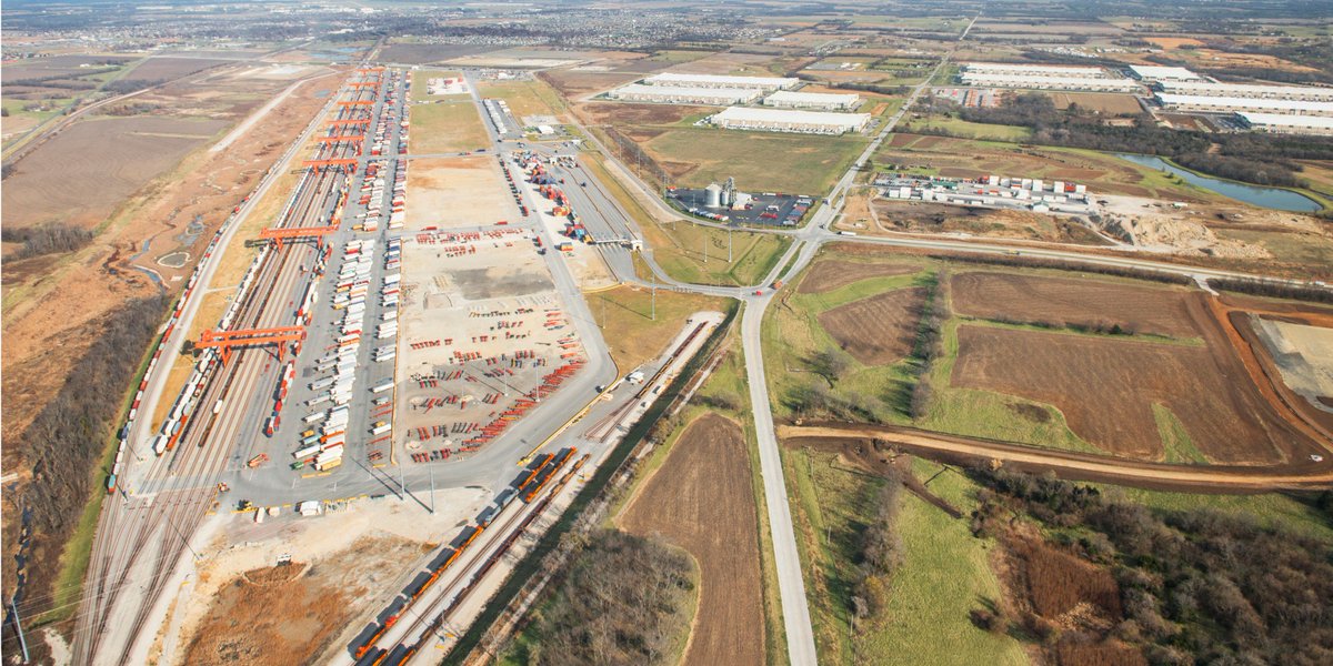 BNSFRailway's tweet image. BNSF works with communities and developers on sites like LPKC to make our network more efficient for our customers. progressiverailroading.com/bnsf_railway/a…