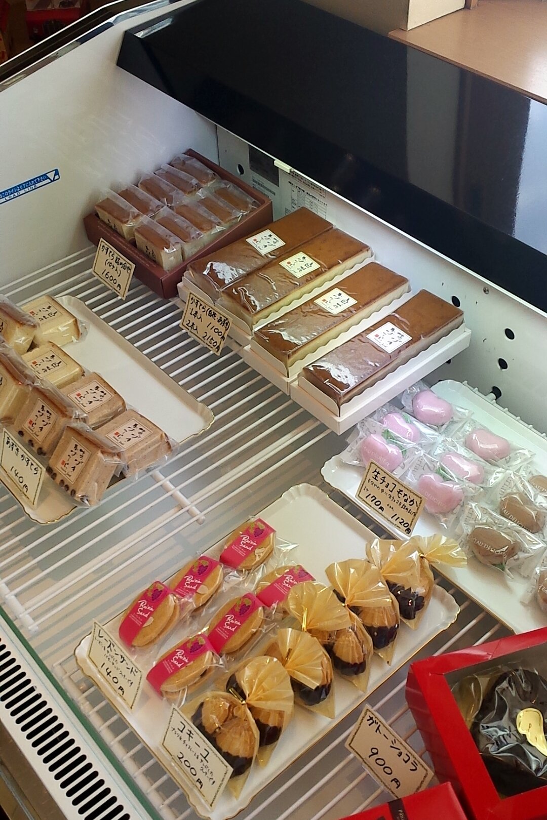 雪国のパン屋さん Twitterissa 北見から パティスリージュエルさん その名の通り ちょっとした 宝石でも売ってるのではないかというくらい お洒落な店内に 宝石のようにケーキがならびます ゴマの風味が香るシュークリームや 生クリームとの配合が絶妙なプリン