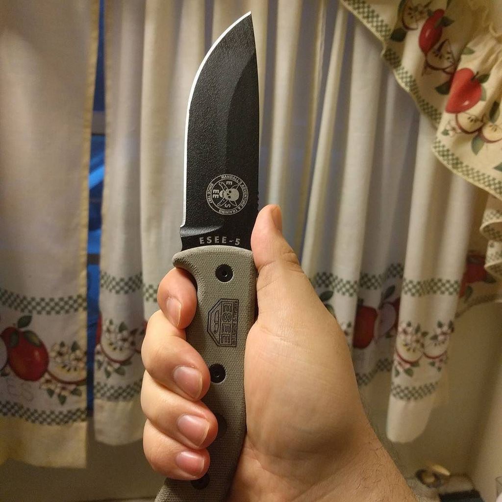 ryancarlmercer's tweet photo. Yay my #ESEE 5 came. #bushcrafting #bushcraft #esee5 #eseeknives #esee5p https://t.co/aw7z6hcQOC https://t.co/XhYsWIOT2A