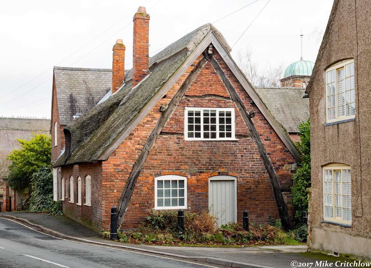 MikeCritchlow's tweet photo. Super cruck-framed house (C15-C17) with brick replacing wattle &amp; daub. Melbourne #Derbyshire https://t.co/BM68KTeO6h