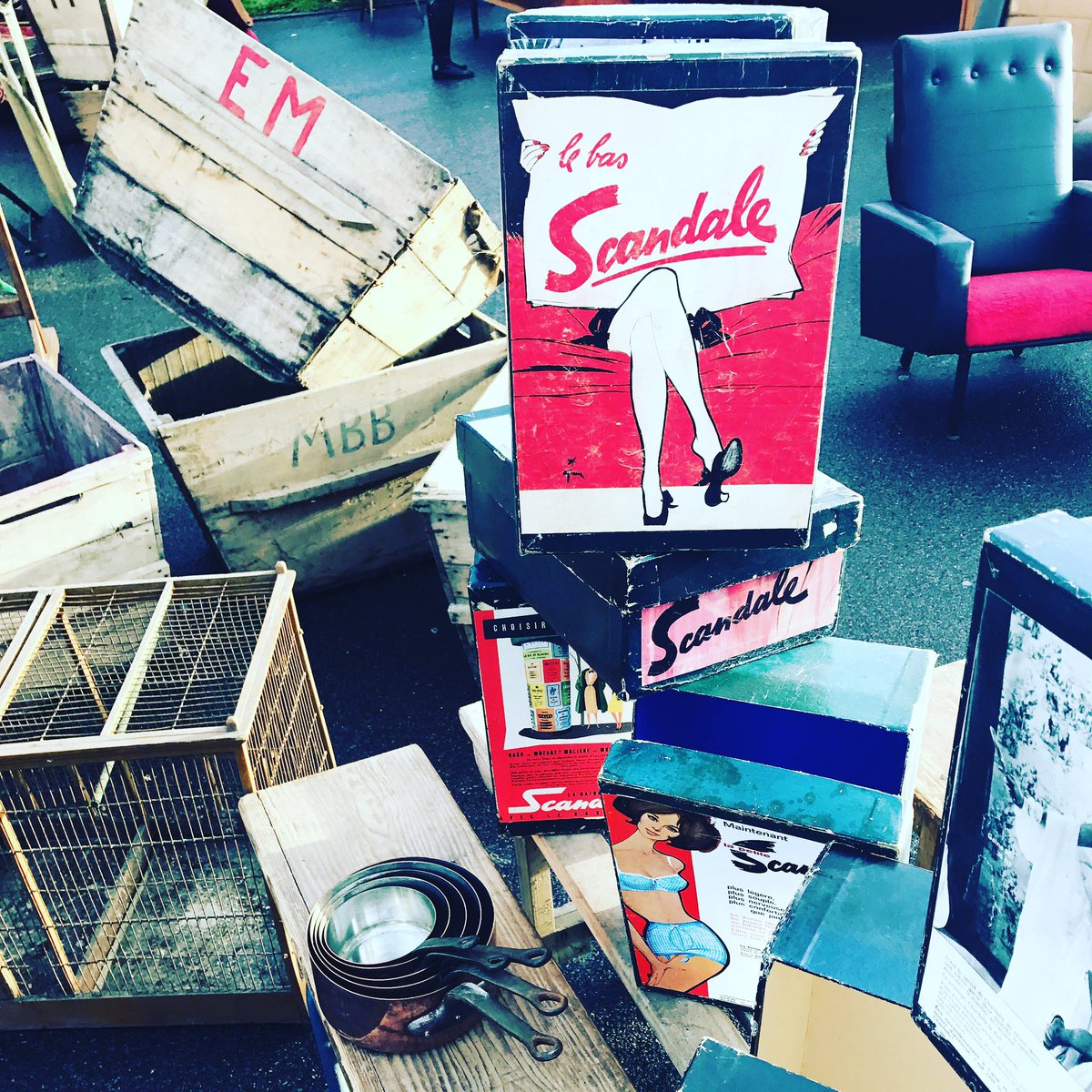 CuriosityATCat's tweet photo. Awesome day @SunburyAntiques again. Snapped up this retro golden hostess trolley which will be @ThePackhouse soon! 💕 https://t.co/EIqkzCOqnS