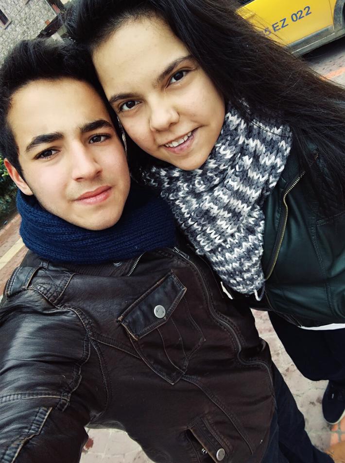 Şu boynumda gördüğünüz atkıyı yanımdaki melek kendi elleriyle yapıp taktı 💙