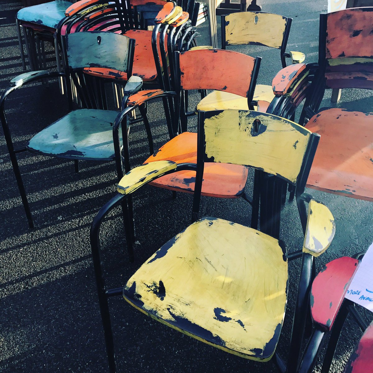 CuriosityATCat's tweet photo. New Year, fresh vibes. Nice idea for adding a pop of colour to an outdoor space. @SunburyAntiques #colour #newyear #springiscoming https://t.co/faU5vkwogJ