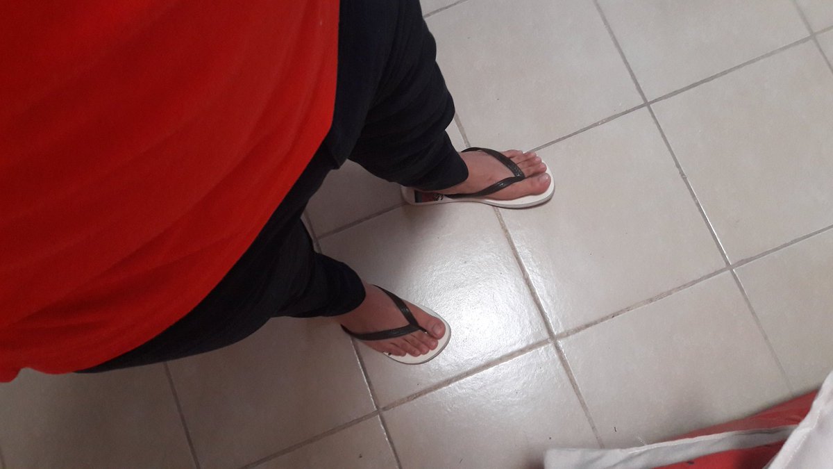 Maharbamalefeet's tweet photo. Tardes :) 👣
#piesmasculinos #flpflops https://t.co/lfvgS3Jwgo