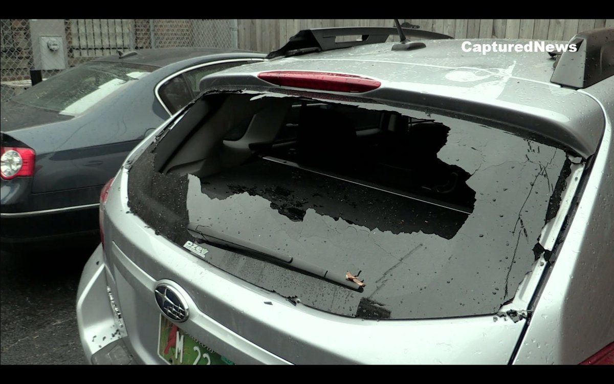 CapturedNews's tweet photo. #Chicago: High winds hit the #SouthLoop leaving damage and many people surprised by the strength of the wind in the #WindyCity. #ILwx https://t.co/mjQxaBWKBx