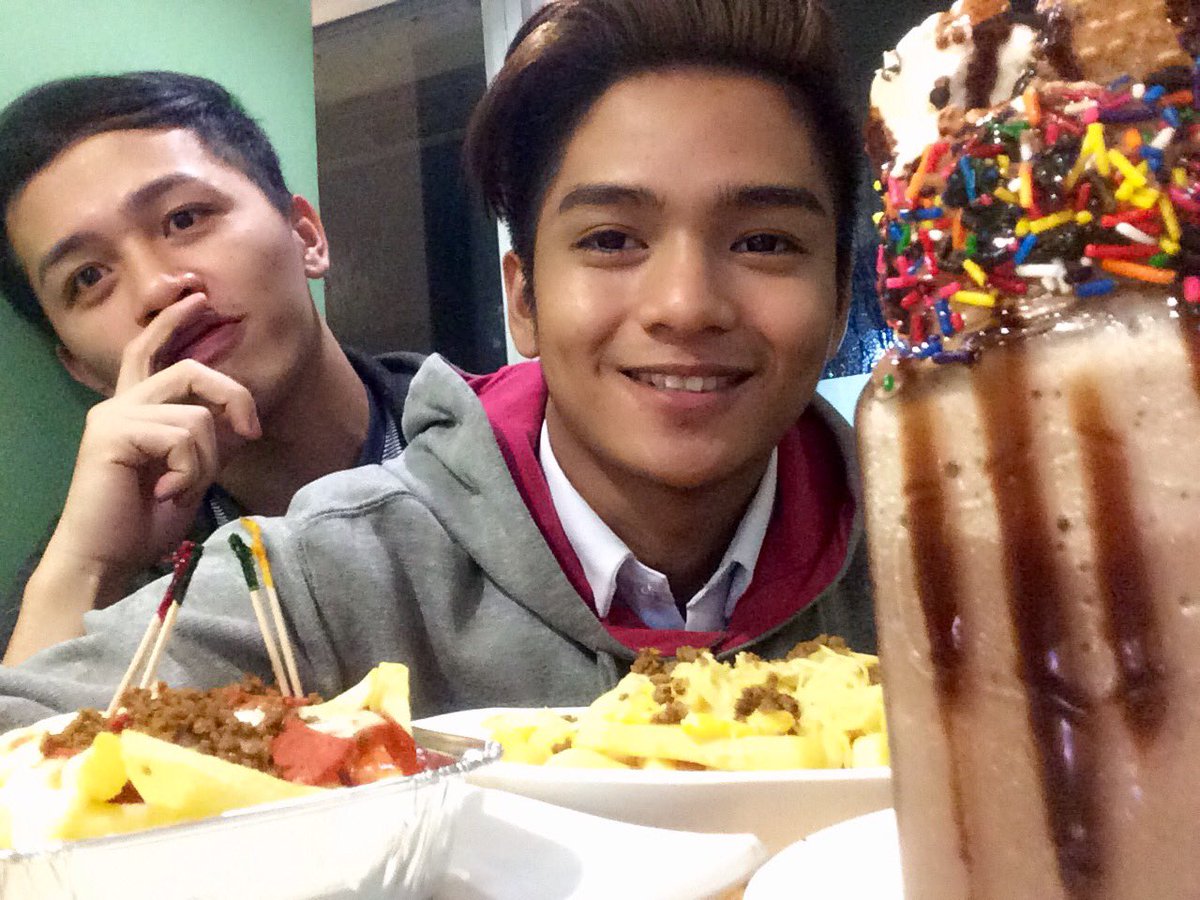 McleenJorge's tweet photo. Friendly date 🍴🍰🍧✌🏽️ https://t.co/Qey3fyyIjC