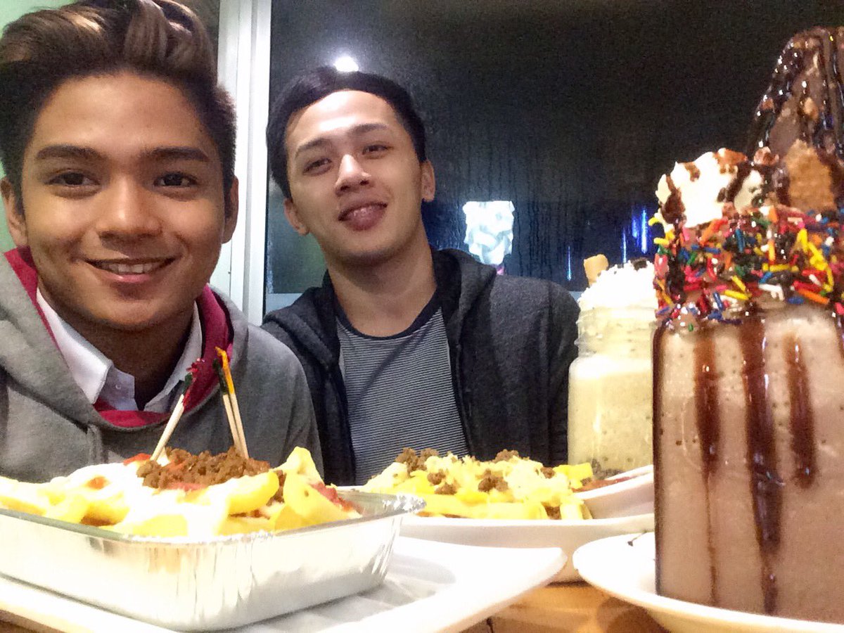 McleenJorge's tweet photo. Friendly date 🍴🍰🍧✌🏽️ https://t.co/Qey3fyyIjC