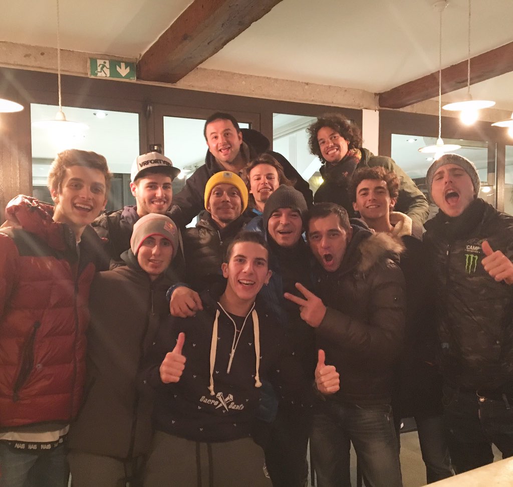 M16NO's tweet photo. Grazie a tutti degli auguri e dei messaggi che mi avete mandato🎉🎊! Rispondo a tutti con questa foto piena di sorrisi😀! 🤙🏼! #MignoBirthday 🎂 https://t.co/s2LRQljaXP