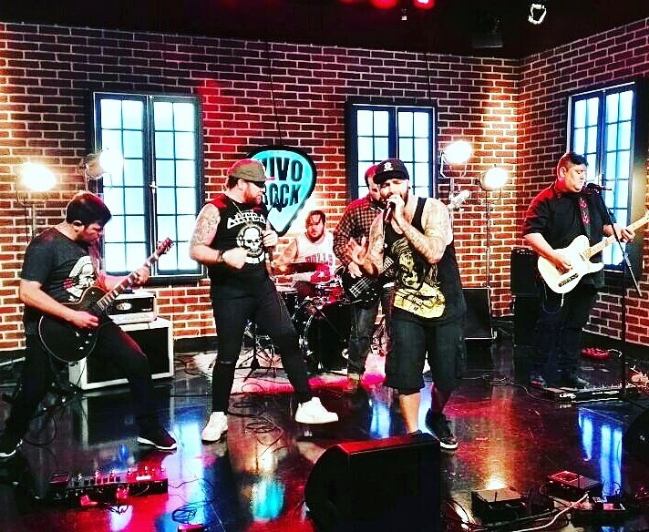 Amigos hoy 0hs salimos en <a href="/quieromusicatv/">QUIERO</a> en el programa "Vivo Rock" con reci en vivo!! Los esperamos mirando la caja bobaa ahi a las 0hs!!