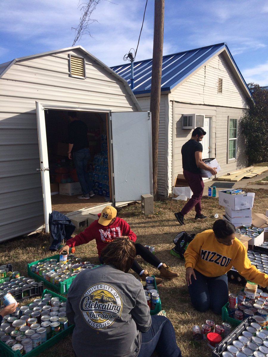 MAB_McKinney's tweet photo. 2nd day of service at @SamaritanInnOrg and we stacked cans on cans on cans! Lol Today was a success ✌🏽️❤️️😊 https://t.co/FdtYcGDt9j
