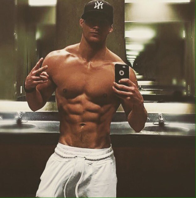 do_cali's tweet photo. @SwoleUniversity actually survived holidays with abs intact this time around👌🏻#iifym #macros #bodybuilding #abs #sixpack #fitness https://t.co/J34zPVfT0X