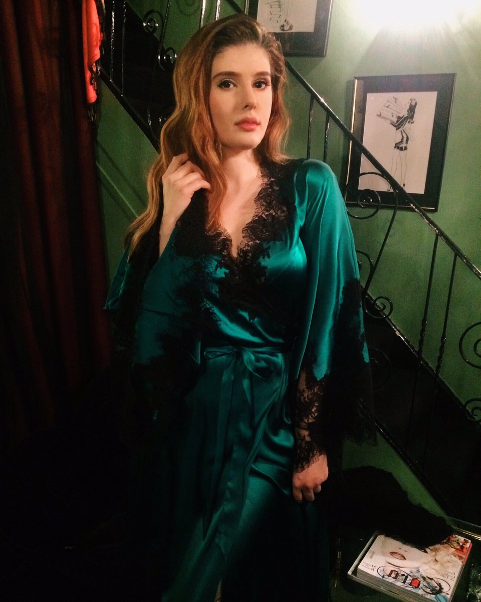 pixiecosmina's tweet image. 🎞 Stuck in bed, barely able to breathe...but there's always silk &amp;amp; @TheMissAP to make it all better. #JournauxDesFetichismes #pixiecosmina