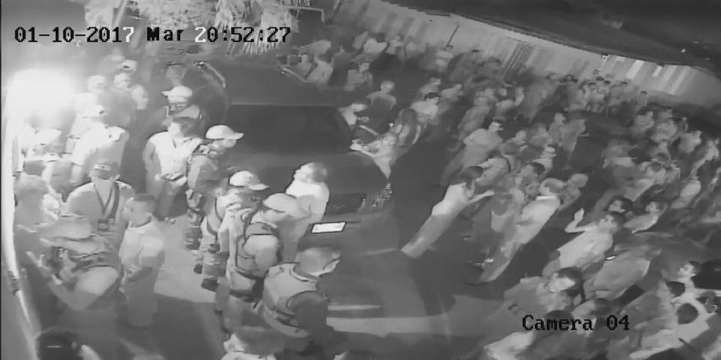 comeflor193's tweet photo. Ahora...En La Morita, Maracay, allanan casa del Gral.Baduel, vecinos protestan. https://t.co/bJPWpk9zUy
