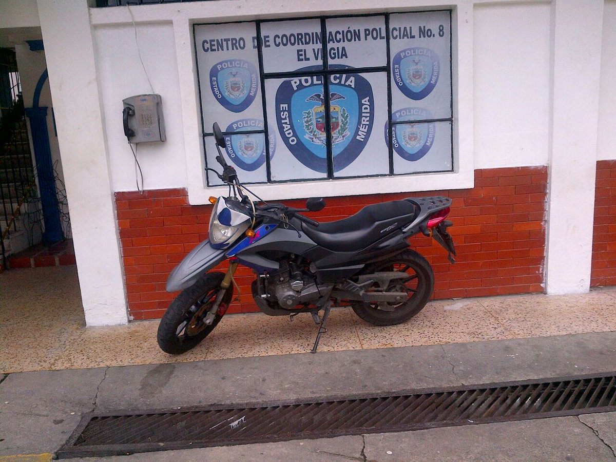 CCPElVigia's tweet photo. Policía de el vigia recupera cuatro motocicletas robadas y desmantelan banda de roba motos, dos ciudadanos detenidos. #ccpelvigia https://t.co/EwcIWPlY5e