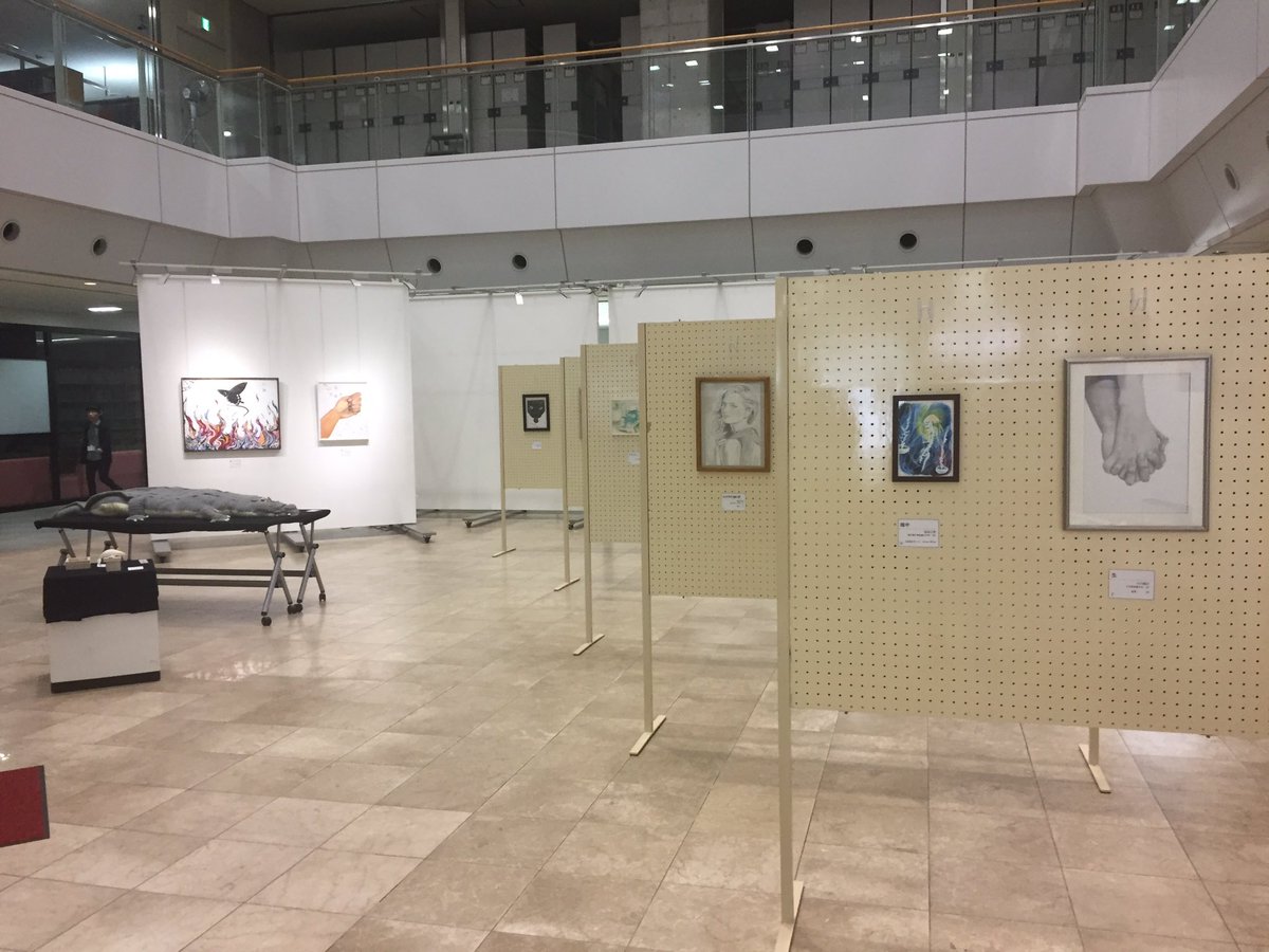 マルビやん 鹿児島大学学友会美術部 展示会情報 冬の部展開催中です 場所は鹿児島大学郡元キャンパス 中央図書館1階ギャラリーアトリウムです 高校生以下の方は入場できませんが 学外の方でも入場可能です 会期は1 25 水 まで 8 30 21 30と マルビやん 鹿児島大学学友会美術部 展示会情報 冬の部展開催中です 場所は鹿児島大学郡元キャンパス 中央図書館1階ギャラリーアトリウムです 高校生以下の方は入場できませんが 学外の方でも入場可能です 会期は1 25 水 まで 8 30 21 30と