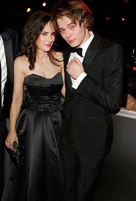 charIiepics's tweet photo. Winona Ryder &amp; Charlie Heaton https://t.co/8ioGPVQv3A