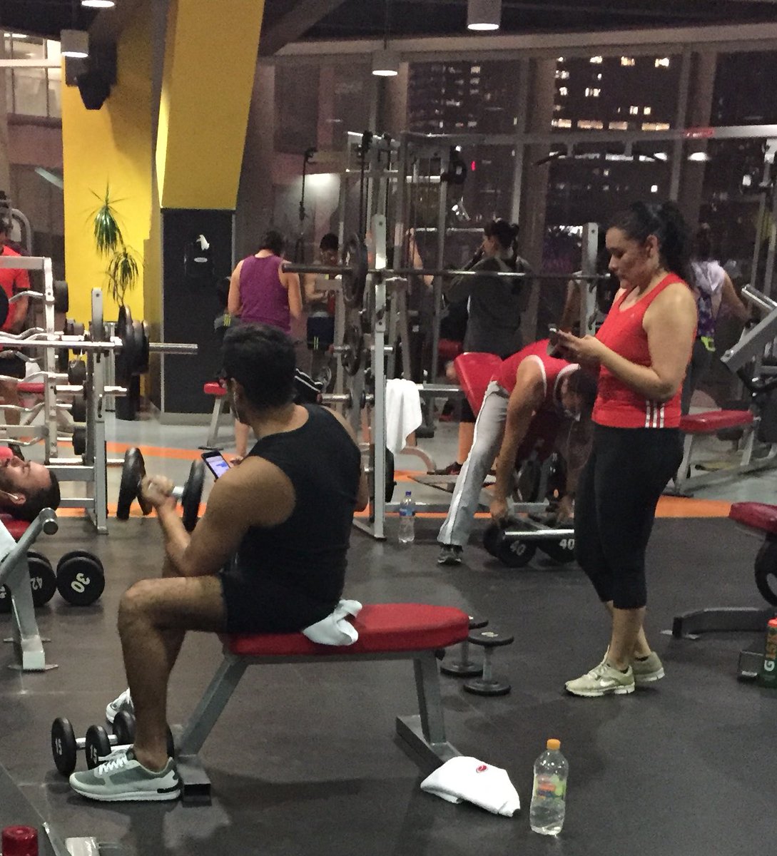 UrbinaCsr's tweet photo. Por qué el Guadalupe-reyes no dura todo el año?... así no vería estas cosas en el lugar de entrenamiento 😬😡 #gymtime #Entrenen #nocelular https://t.co/Aq4UBbFRPI
