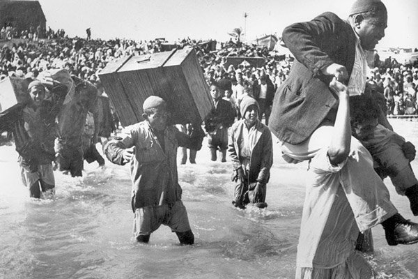 Palestinians being pushed into the sea by Zionist paramilitary group Irgun.
 
Jaffa.
1948.