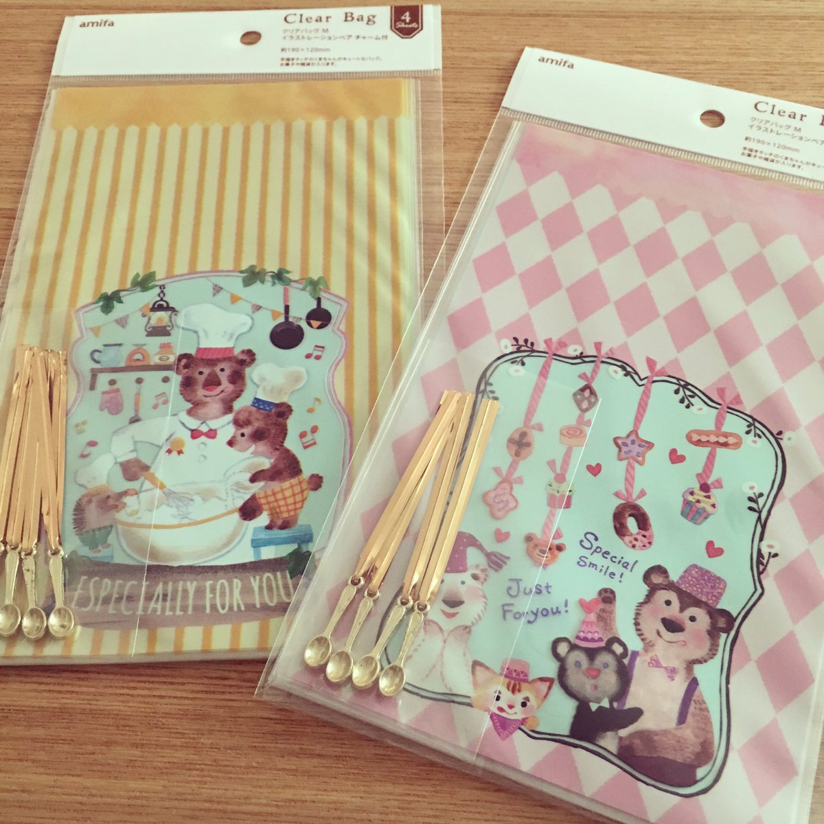 おおでゆかこ 絵本作家 イラストレーター On Twitter もうひとつのクリアバッグ はお菓子とクマづくし こちらもキャンドゥ セリアに置かれています スプーンのタグ付き 可愛く仕上げていただきました 発見したらぜひよろしくお願いします