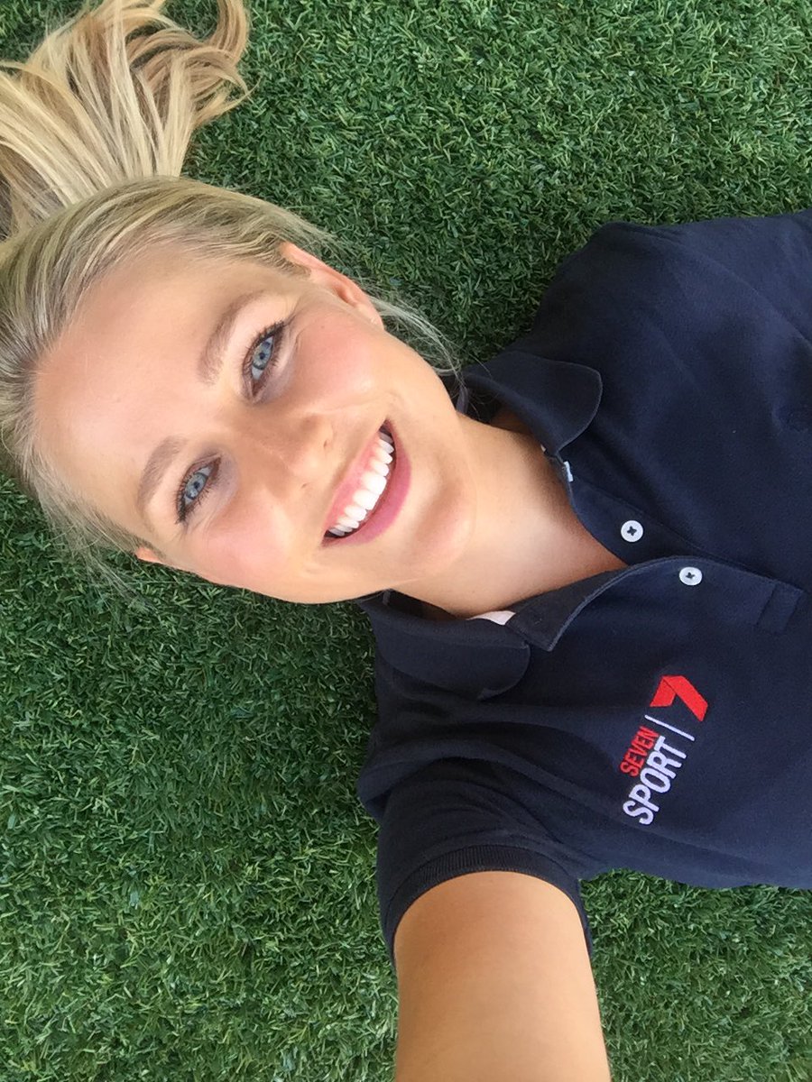 Embracing the mist fans here at <a href="/SydneyTennis/">#SydneyTennis</a> #sydney @7tennis #7tennis #heat