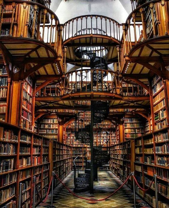 Lecturalia's tweet image. #felizmiércoles :) Empezamos el día con esta hermosa imagen. Es la biblioteca de la Abadía Santa Maria Laach, en Alemania. Foto de Atu13