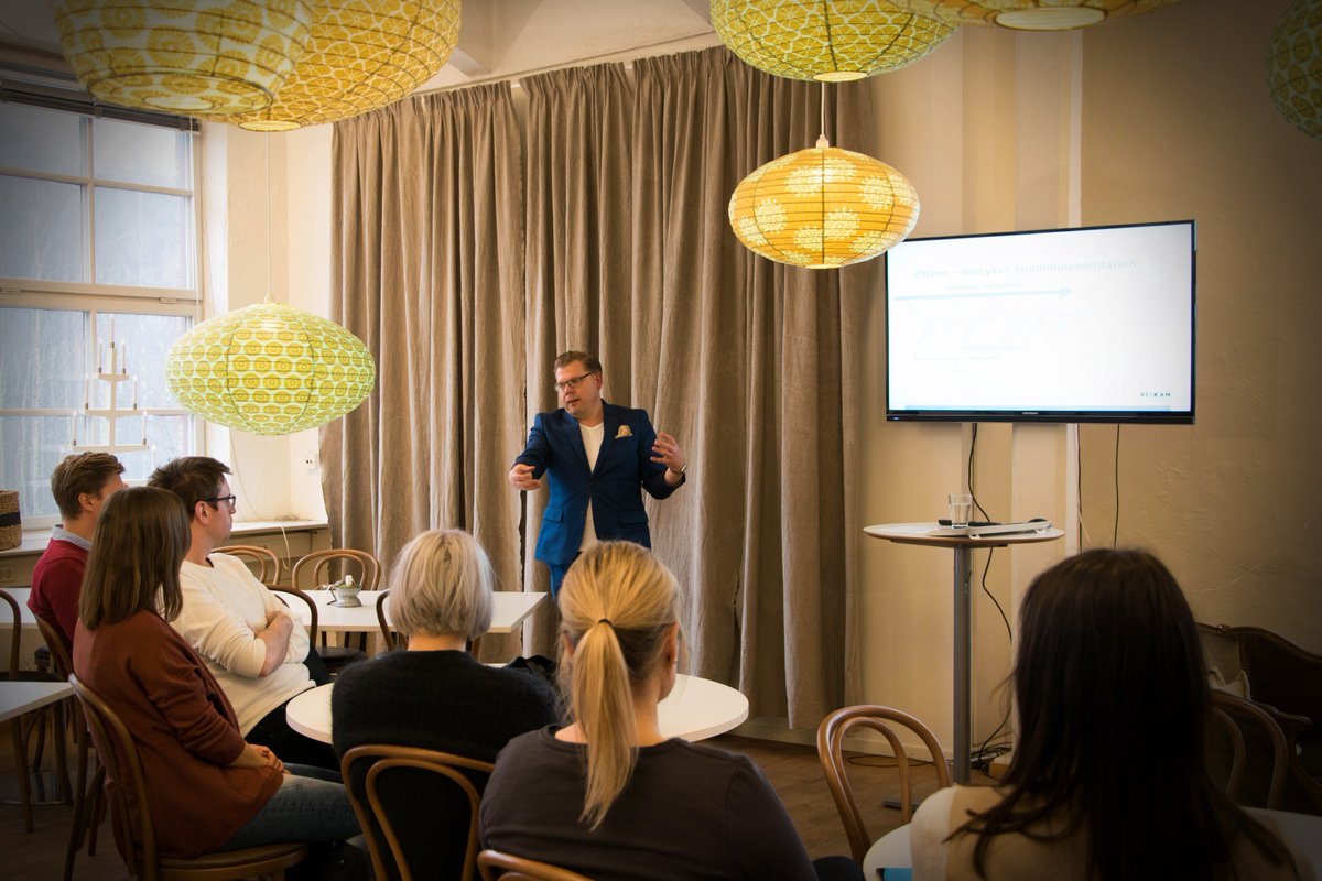 OscarECommerce's tweet photo. Igår fick jag möta, inspirera och föra en intressant dialog med morgondagens e-handlare från Högskolecentrum Bohuslän. Skitkul!  #ehandel https://t.co/GNuRM7B8b7