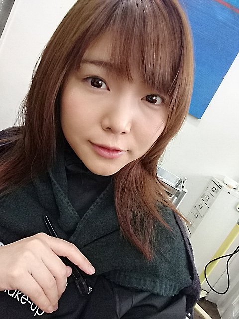 おはよん&hearts; 美容室で髪触ってもらってるところ だよーん☀☀  ２枚目の写真は 年末に撮ったVR作品のサイトTシャツなの✨ 是非調べてみてくだぱいq(^-^q) https://t.co/gChS6Lh