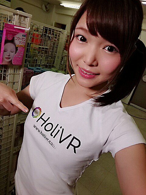 おはよん&hearts; 美容室で髪触ってもらってるところ だよーん☀☀  ２枚目の写真は 年末に撮ったVR作品のサイトTシャツなの✨ 是非調べてみてくだぱいq(^-^q) https://t.co/gChS6Lh