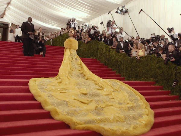 これは飯テロｗｗ女性のドレスが、どう見てもトロトロのオムレツにしか見えないｗｗｗ