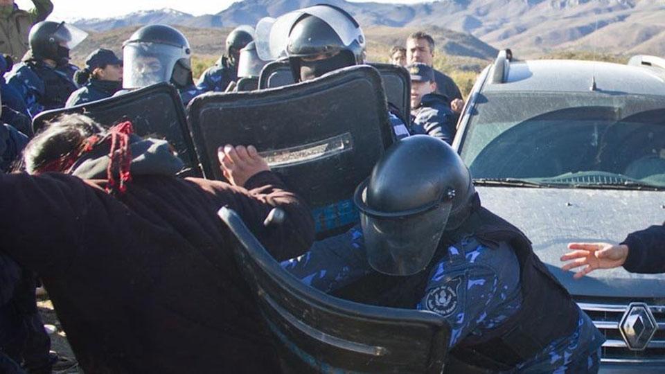 Tensión en Chubut por un desalojo de mapuches que reclamaban tierras en poder de la familia Benetton bit.ly/2iD8XO0