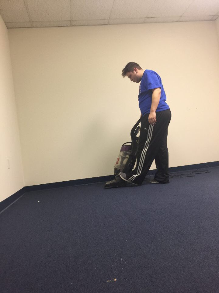cstilly_'s tweet photo. Work that vacuum #kuawb #trophywifestatus 👑 https://t.co/uweZi5ziXi