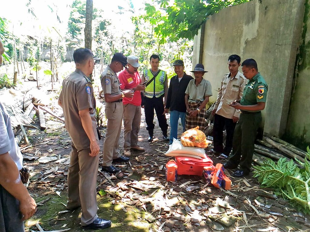 firmansanyoto's tweet photo. "Trimkasih ats Bantuanx" @BPBDBwi kpd Pak Salamun Pemilik Rumah Roboh di Jalen #Setail
@a_azwarnas @ChoirilYudaw @banyuwangi_kab @bpbd_jatim https://t.co/B6A0DTL63C
