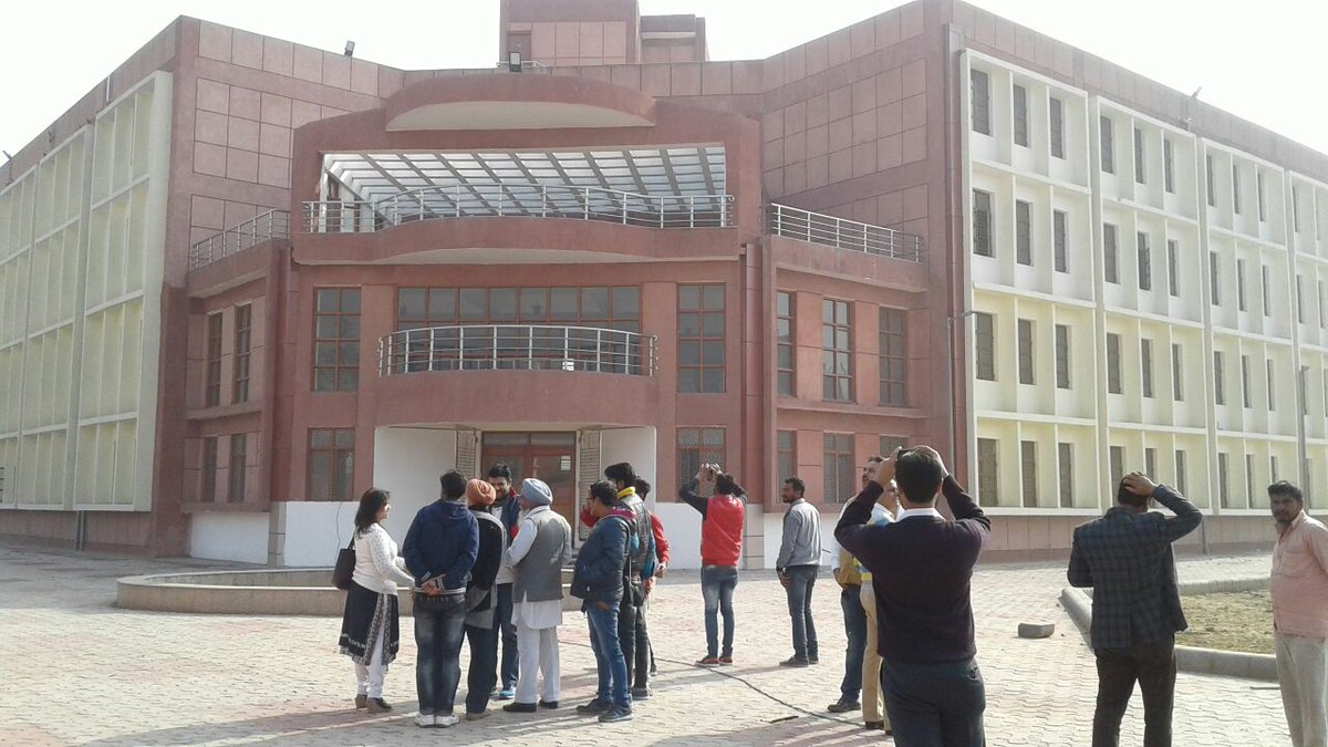 AAPInNews's tweet photo. Another Government School made by Delhi Govt in East Delhi Khichdipur. https://t.co/JYiZFDy9pf