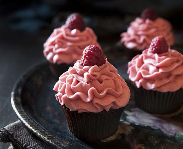 PUREF00D's tweet photo. Chocolate raspberry cupcakes. https://t.co/2ouOeRxsgG
