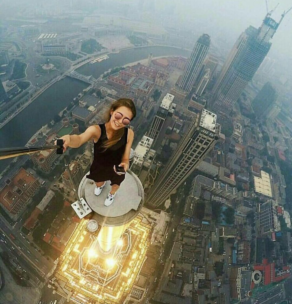 KhalifahMedia's tweet photo. Orang putih punya selfie kt tmpt tinggi ni memang terbaik! cool!

Cuma klau jatuh kena tanggung sendiri. kt malaysia kena penjara https://t.co/A2232L4PkW