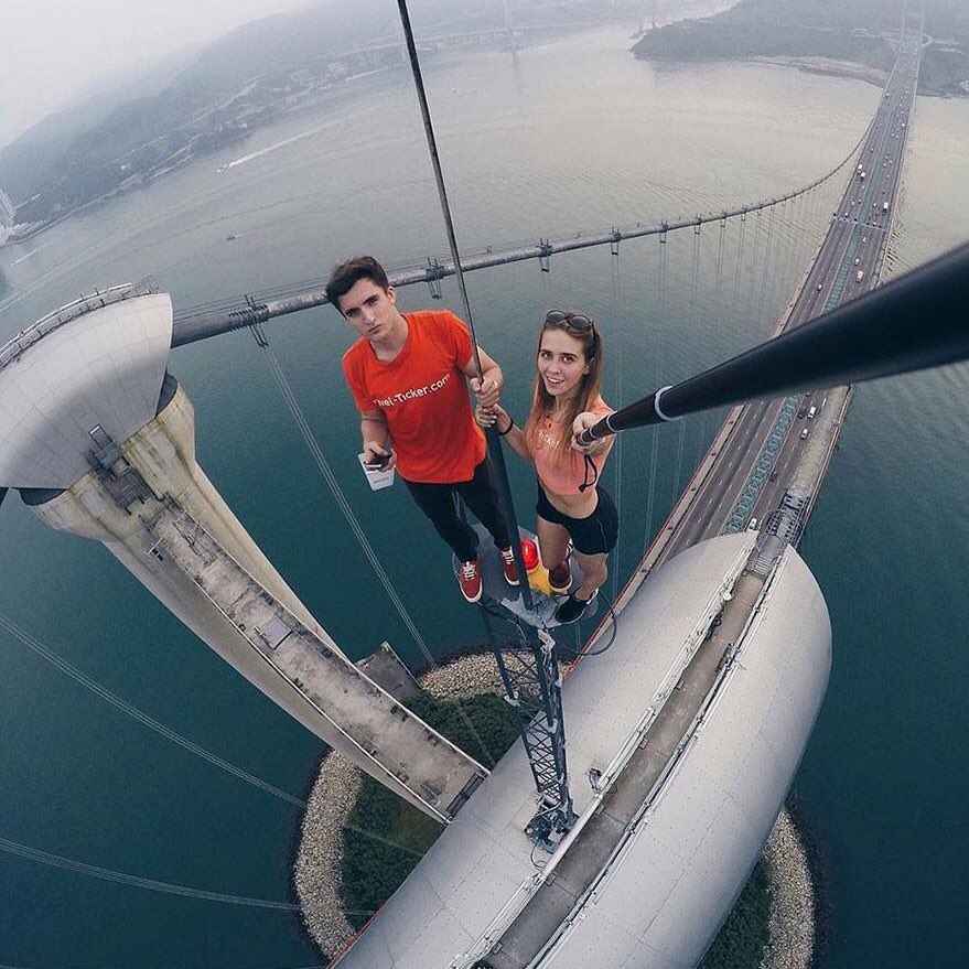 KhalifahMedia's tweet photo. Orang putih punya selfie kt tmpt tinggi ni memang terbaik! cool!

Cuma klau jatuh kena tanggung sendiri. kt malaysia kena penjara https://t.co/A2232L4PkW