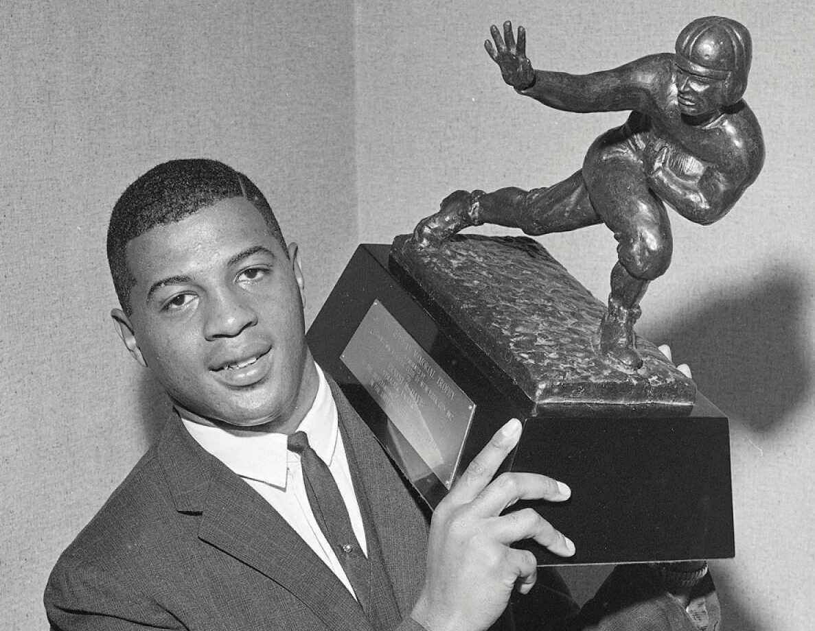 UpdatesBreaking's tweet image. BREAKING: Syracuse running back, Ernie Davis has just won the Heisman trophy. He is the first African American to do so.